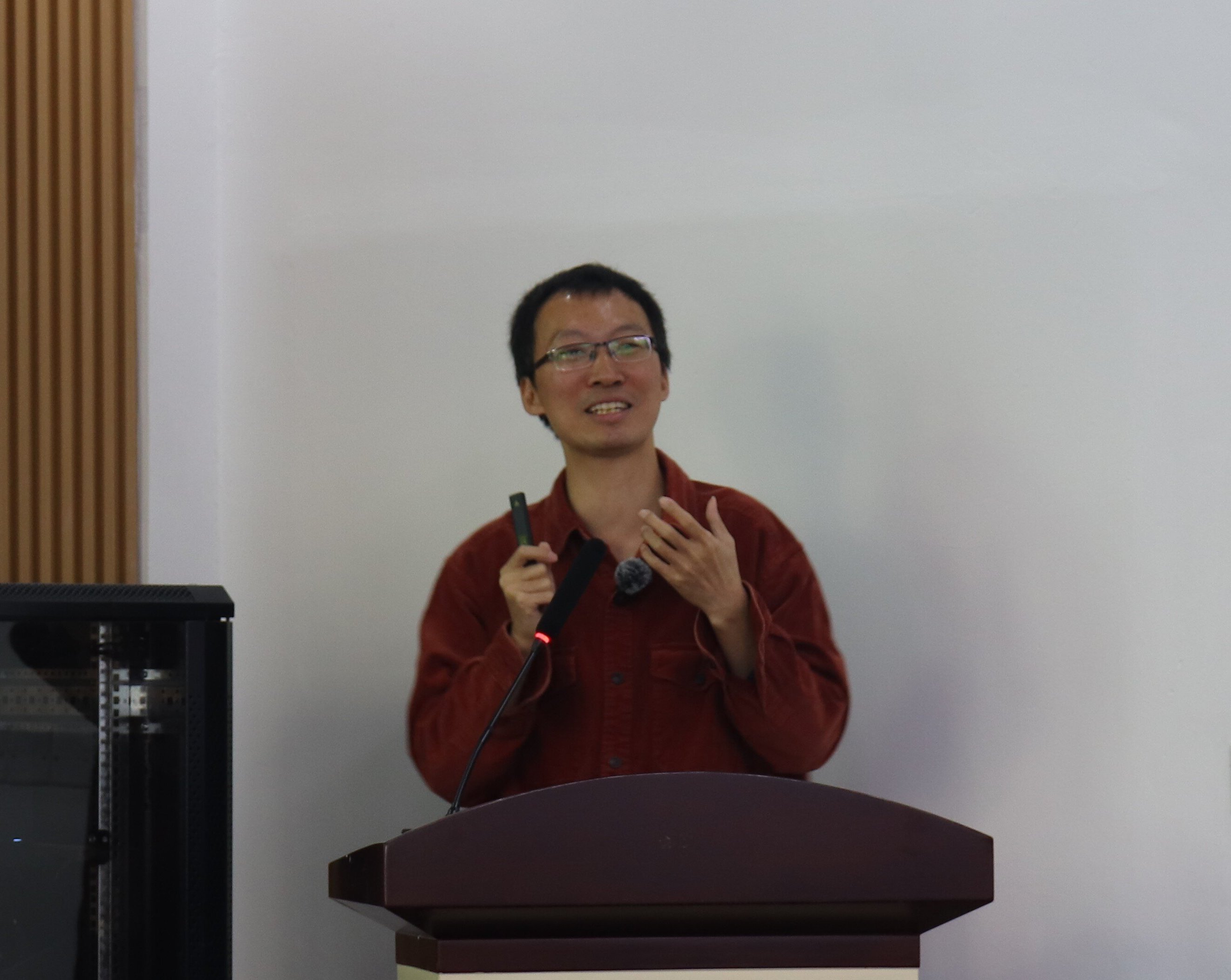 【高嶺講壇】暨南大學(xué)賴(lài)俊祚教授來(lái)校講學(xué)，探討網(wǎng)絡(luò)技術(shù)前沿研究與學(xué)科發(fā)展